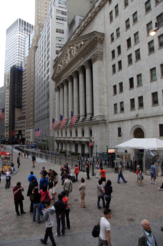 IMG_6359R ニューヨーク証券取引所、通称NYSEですな。<BR>
別に観光地でもないんですけど、何となく来てみたかったんだモン。