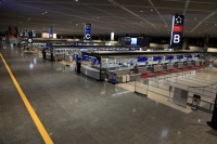 IMG_8762R 年末年始を海外で過ごす人々の出国ラッシュで成田空港は大変な混雑・・・のはずが、