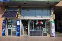 IMG_8944R ものすごい晴天率を誇るためか太陽光発電を扱うお店もちらほら。