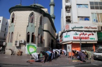 IMG_8980R 敬虔な信者の方がモスクに入りきらないほど沢山集われていました。