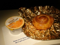 DSC00109 朝食はこれ。朝っぱらから有無を言わさず甘いパンとオレンジジュースの洗礼。