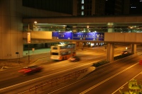 IMG_7119 香港駅から上環のフェリーターミナルを目指します。飛行機マークはいいとして左隣のマークは版権的にOKなんでしょうか！？
