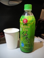 DSC02063 どう見ても日本製の信頼性抜群の日本茶。もちろん有料。
