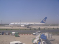 DSC05099R 窓ガラスが汚すぎて綺麗に写ってませんが、アゼルバイジャン航空ね。
