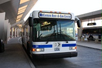 IMG_0171R 空港からはシャトルバスで10分程度。以前は会社ごとにバスが発着していましたが、