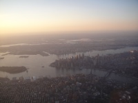 DSC02312 マンハッタンの横を通り過ぎてニューヨークへ上陸だー。
