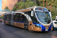 IMG_6809R 中央を南北に貫くLas Vegas Blvdに新登場した公共交通機関。