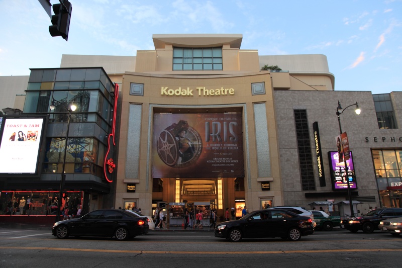 IMG_5036R お隣のコダックシアター。アカデミー賞授賞式の会場として使用される劇場ですな。<BR>
ハリウッド随一の観光名所ということもあり、あたりは明らかな観光客の皆さんで大賑わい。