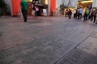 IMG_5080R 劇場の前庭にハリウッドスターたちの手形や足形が彫られたタイルがはめられているので、