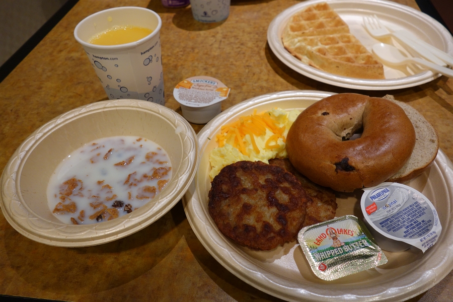 DSC02509 というわけで翌朝。今日の朝食もご覧の通り豪華なメニュー。<BR>
さすがアメリカだとしか言いようが無いですね。