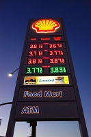 DSC02071 ガソリンは１ガロン（約3.8リットル）で3.6ドル程度。
