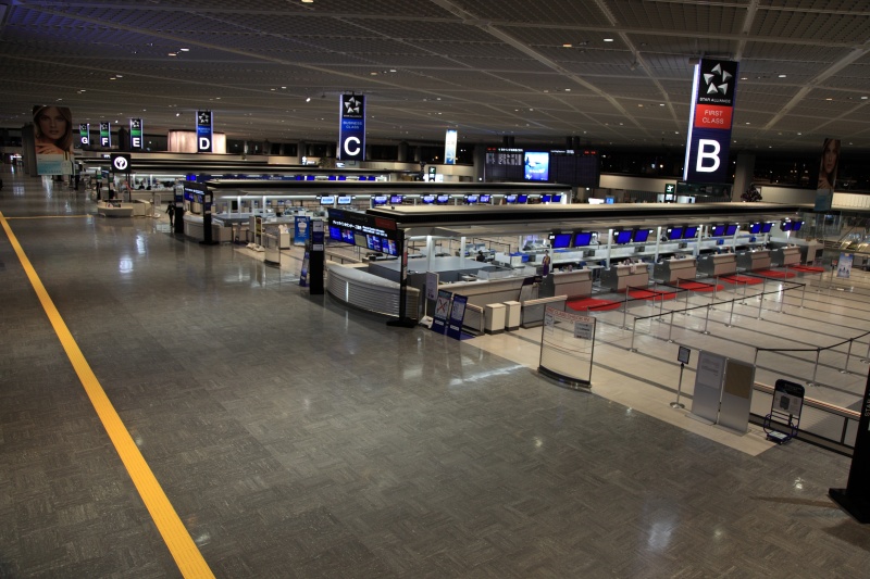 IMG_8762R 年末年始を海外で過ごす人々の出国ラッシュで成田空港は大変な混雑・・・のはずが、<BR>
時間の遅い便なので流石の南ウィングも大変閑散としてますね。
