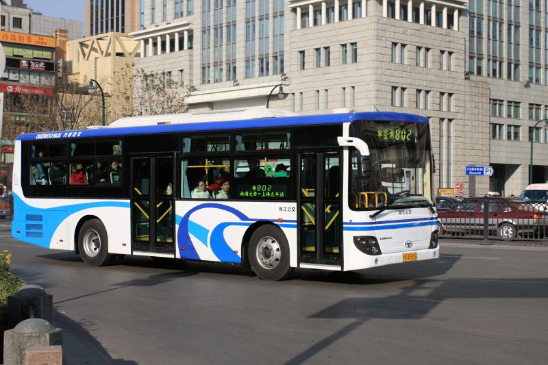 IMG_0420RH 市内を走るバスはボルボと大宇の2社が寡占状態。もうちょっと面白いの入れてくれませんかー？