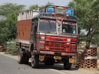 IMG_2091R インド風味１００点満点の装飾が施されたトラック。