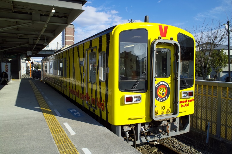 SDIM0578S はい、阪神。<BR>
大阪でもないのに阪神が走っている・・・のではなくてキャンプ地だからだそうな。