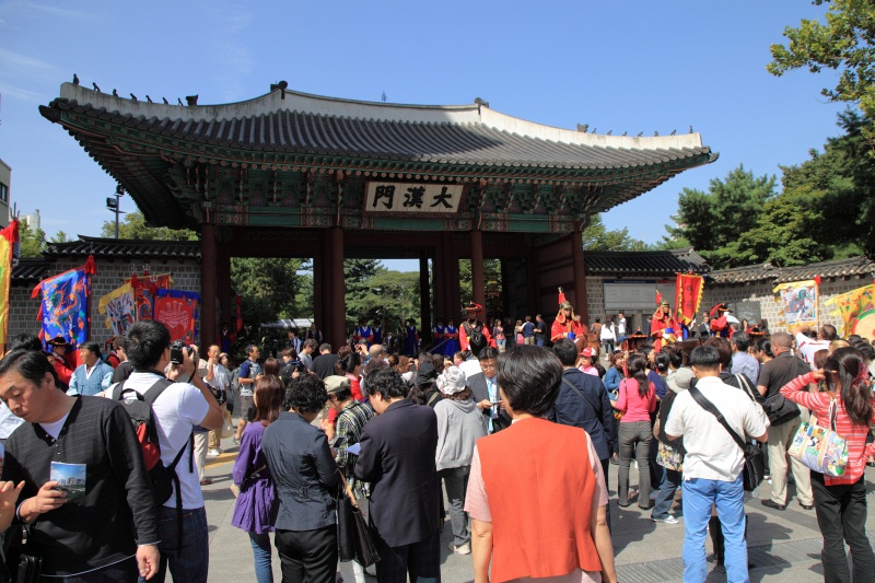 IMG_9855R といった感じで交代完了。<BR>
雑音の中、大変流暢な韓国語／英語／日本語での解説だったのでイマイチ意味が飲み込めず。