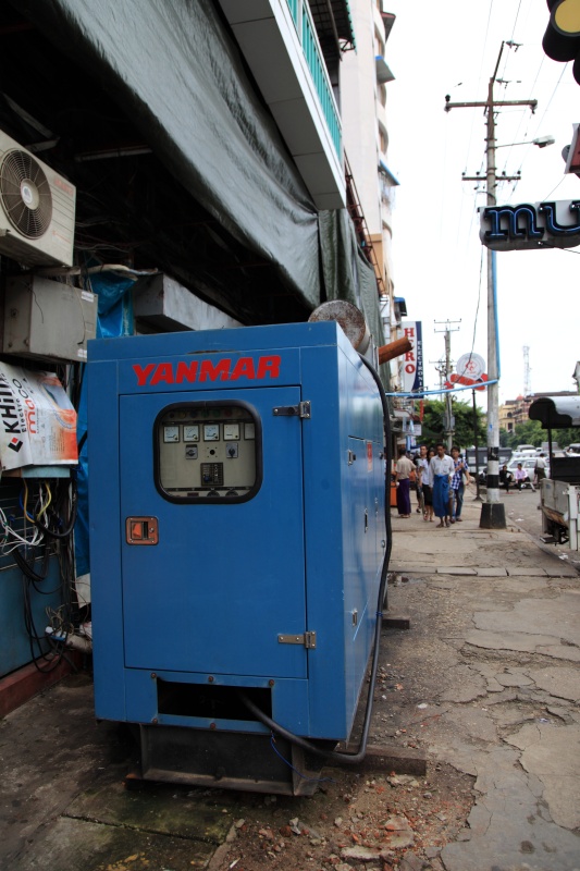 IMG_4561R YANMAR in MYANMAR<BR>
電力事情が劣悪なため、余裕があるところはディーゼル発電機を常備するのがトレンド。<BR>
町中にディーゼル発電機がボコボコ落ちてます。