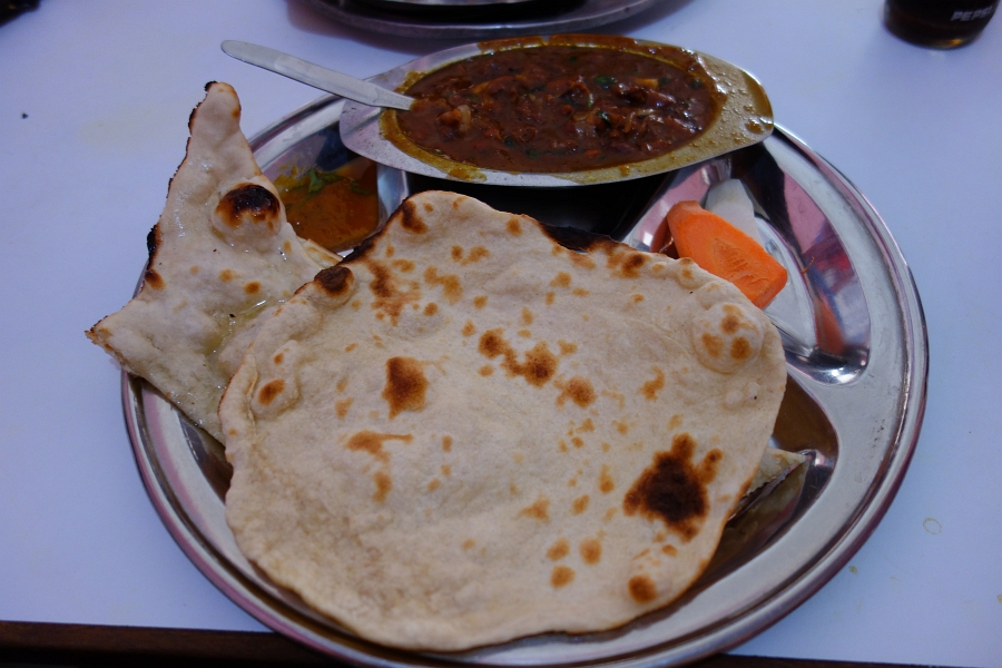 DSC00450 昼食。何だかよく分かんないけどカレー的な食事。