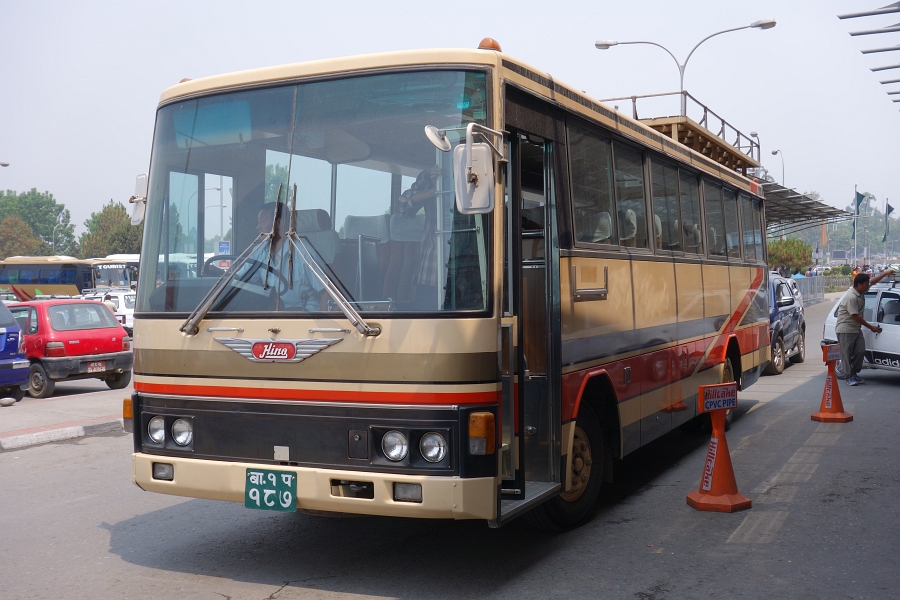 DSC00659 日本からやってきたと思われるバスと遭遇。ご苦労様です。