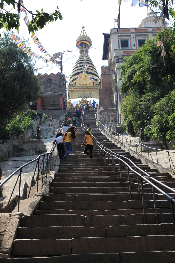 IMG_6318R 高台に建立されている寺院へ。自転車でヘトヘトになった上でこの階段の刑。<BR>
登るのを途中で諦めようかとも思いましたけど、一応最上部へ。