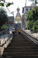 IMG_6318R 高台に建立されている寺院へ。自転車でヘトヘトになった上でこの階段の刑。