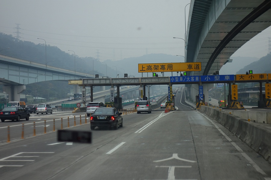 DSC09988 ！！！<BR>
しばしば渋滞が発生していた台北-桃園間の山間の高速道路に高架橋が増設されたっぽいですぞ。<BR>
既に３車線以上ある高速道路に併走させて高架を建築してしまうとは、台湾はスゲぇなぁ。