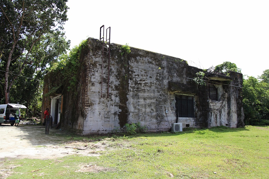 IMG_1262R 旧日本軍の弾薬庫として建築された建物が現在では戦争博物館に。<BR>
弾薬庫と言うだけあり、相当堅牢に建築されたためか戦火でボロボロになりつつも<BR>
70年経過した現在でも形を保てていると言うことなのでしょうか。