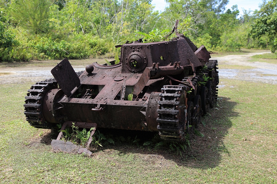 IMG_1382R こちらは旧日本陸軍の軽戦車。軽戦車と言うことで装甲が薄く崩壊の危機に。