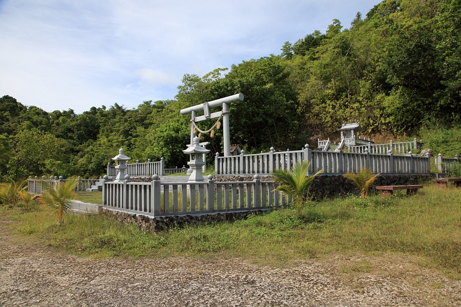 IMG_1609R お目当てのペリリュー神社に到着。<BR>
元日だというのに我々以外のお客さんはゼロ・・・って当然ですね。