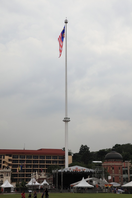 IMG_8624R 独立広場にそびえる掲揚塔とマレーシア国旗。<BR>
掲揚塔としては世界最大らしいですよ。掲揚塔としては。