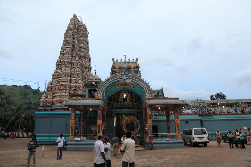 IMG_9048R こんどはスリランカ国内で最大のヒンドゥー教の寺院へ到着。<BR>
同じ宗教と言うこともあり、タイで見たことのあるのと似てますね。
