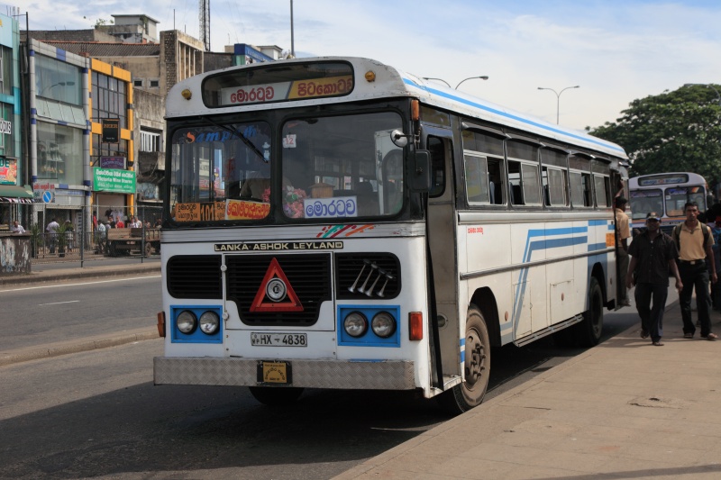 IMG_9102R スリランカ市民の見方、LANKA ASHOK LEYLANDさんご登場。大迫力。<BR>
フロントに付けられた大音量ヤンキーホーンが秀逸。