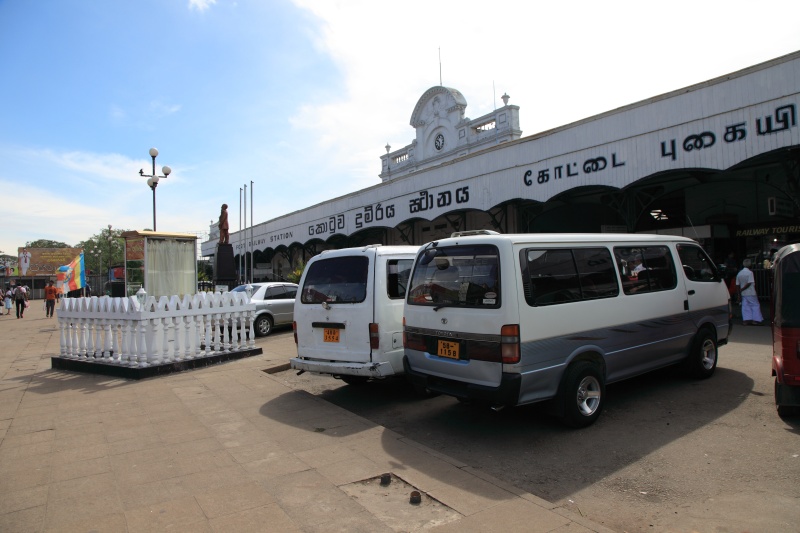 IMG_9108R コロンボ市内随一の鉄道駅、フォート駅。<BR>
特に電車に乗るわけでもないんですが、気になるから来てしまいました。