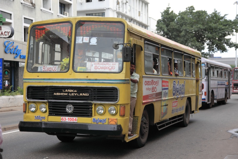 IMG_9568R 市内バスはほとんどがLANKA ASHOK LEYLAND製。聞き慣れないメーカーですが、<BR>
元々イギリスのLEYLANDがインドで展開するのにASHOKと合弁となり、<BR>
その後、スリランカに進出するときに頭にLANKAが付いたということのようですが、<BR>
資料少なくて詳細不明なんです。