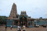 IMG_9048R こんどはスリランカ国内で最大のヒンドゥー教の寺院へ到着。