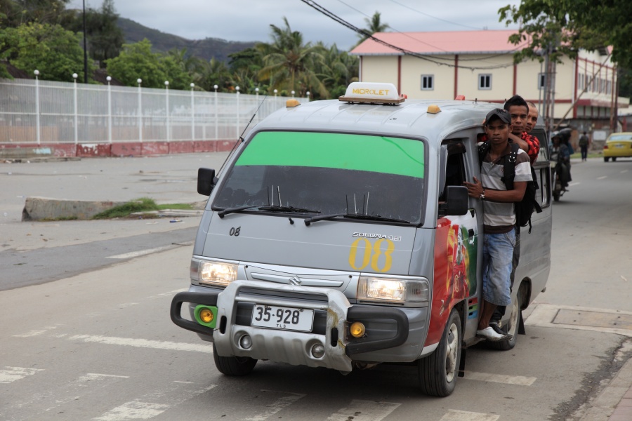 IMG_6273R 車内は暑いからハコ乗りに限るぜー！！ワイルドだろぉ～？