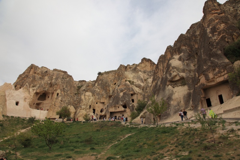 IMG_1767RR 結局は奇岩の中に作られた洞窟が多数あり、<BR>
その中に多少壁画が残っているということなんですが、残念ながら撮影禁止。
