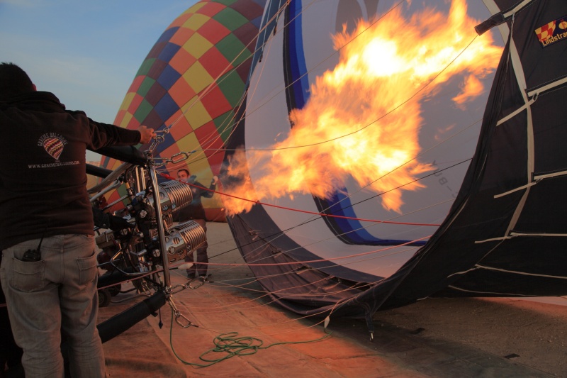 IMG_2078RR 爆発的な燃焼に伴い非常に大きな音も発生するので、<BR>
熱気球＝静かな乗り物というイメージが一瞬にして吹き飛びましたが。